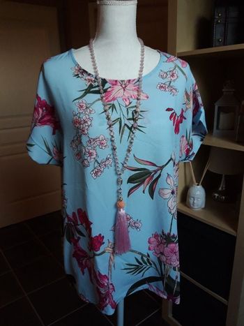 Blouse bleu ciel fleurs fuschia