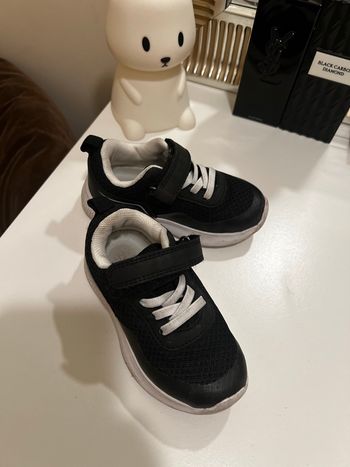 Baskets noires légères pointure 23 très bon état