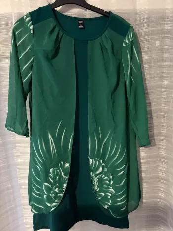 Robe verte fleurie