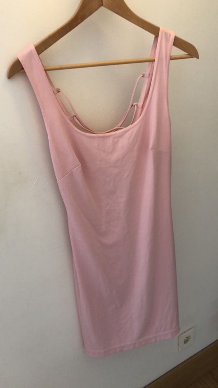 Robe rose taille 42 / décolleté dos / liens dans le dos / robe moulante rose pâle - photo numéro 2