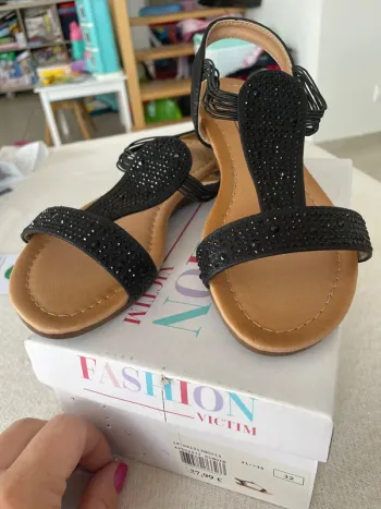 Sandales fashion victim 32 neuves