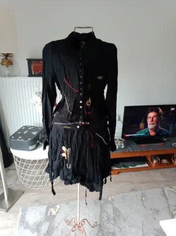 Robe noir et motifs dezigual