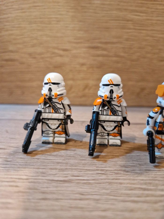 Figurines type lego Commandant Clones Cody + 4 clones de la 212ème star wars - photo numéro 3