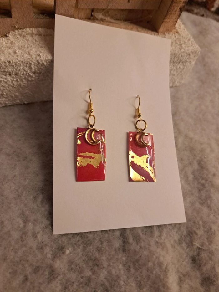 Boucles d'oreilles pendante en résine rose et doré - photo numéro 5