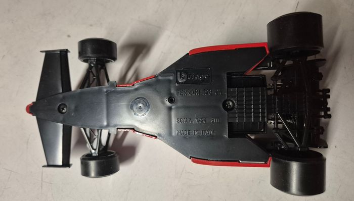 Bburago voiture miniature Ferrari 126 C4 rouge 1/24 - photo numéro 10