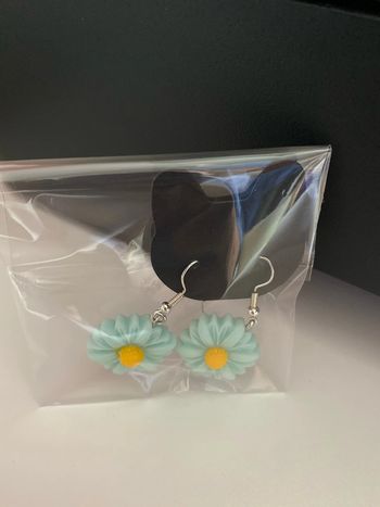 Idée cadeau Noël - Très jolies boucles d’oreilles fleur
