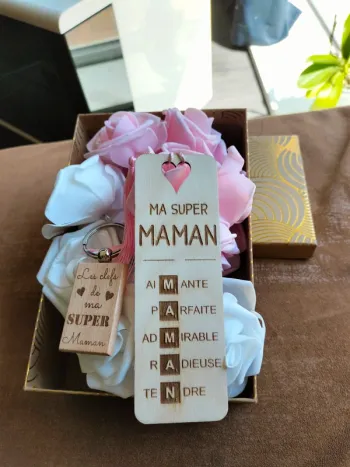 Coffret marque page+ porte clé en bois + guirlande de rose  lumineuse pour cadeau  maman neuf