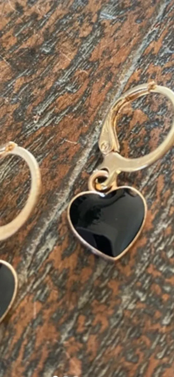 Magnifique paire de boucles d’oreilles avec cœurs noirs - photo numéro 3