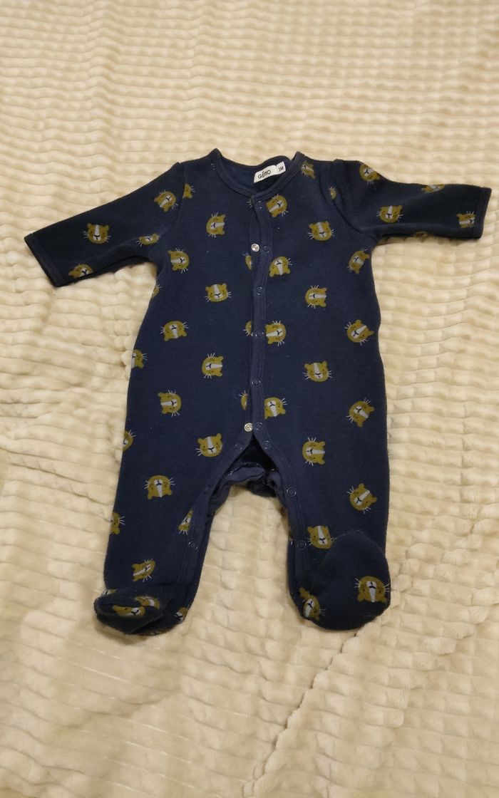 Sur pyjama bleu marine