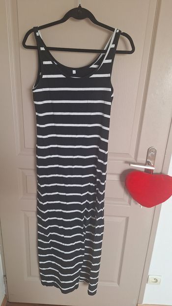 Robe rayée noir et blanche fendu sur le côté