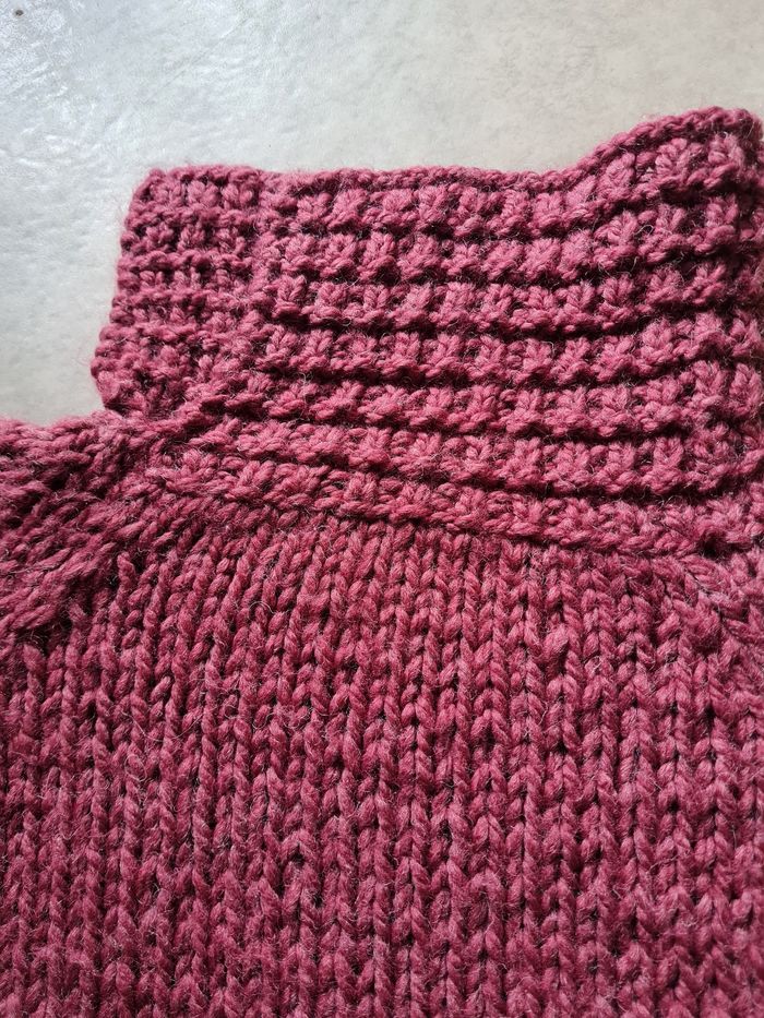 pull hiver bordeaux violet fait main fille 3 ans - photo numéro 5