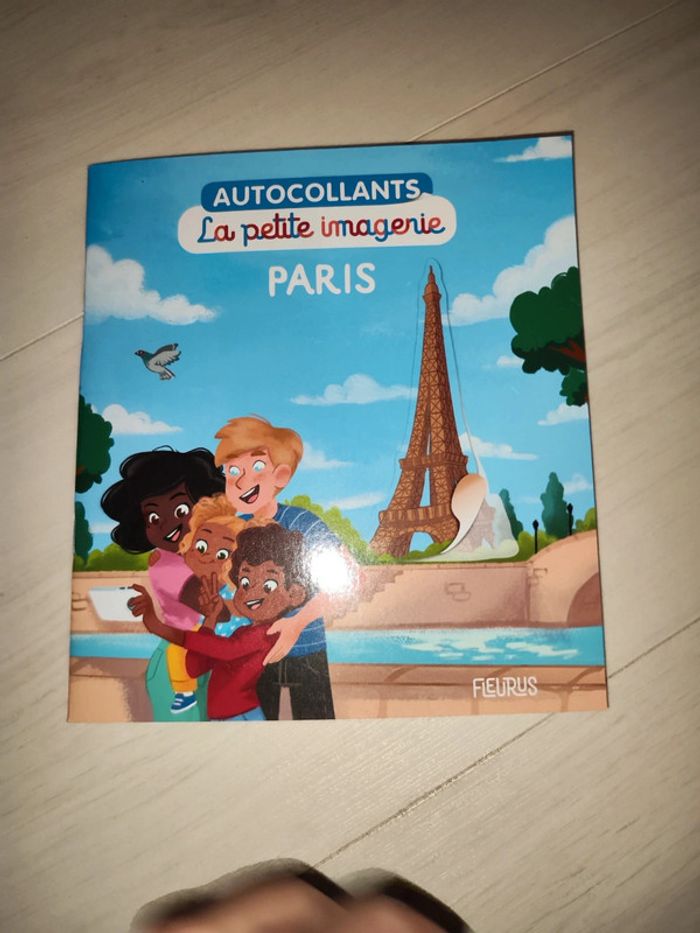 Livre autocollant la petite imagerie de paris