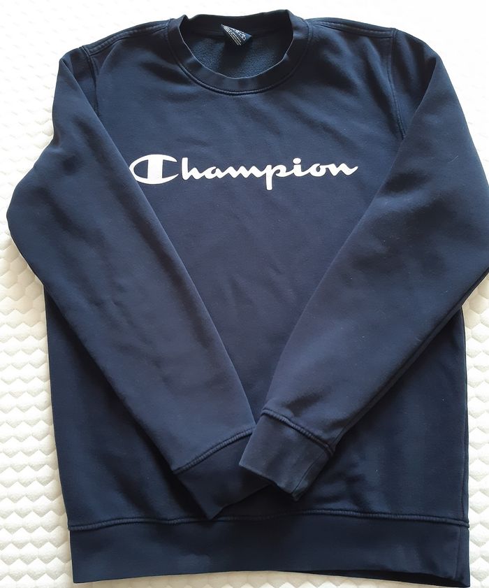 Sweat marine manches longues de la marque Champion