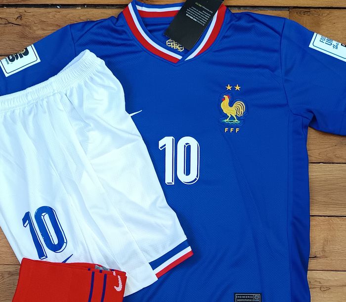 MBAPPE fRANCE kit football complet taille 12 ans + patchs - photo numéro 2
