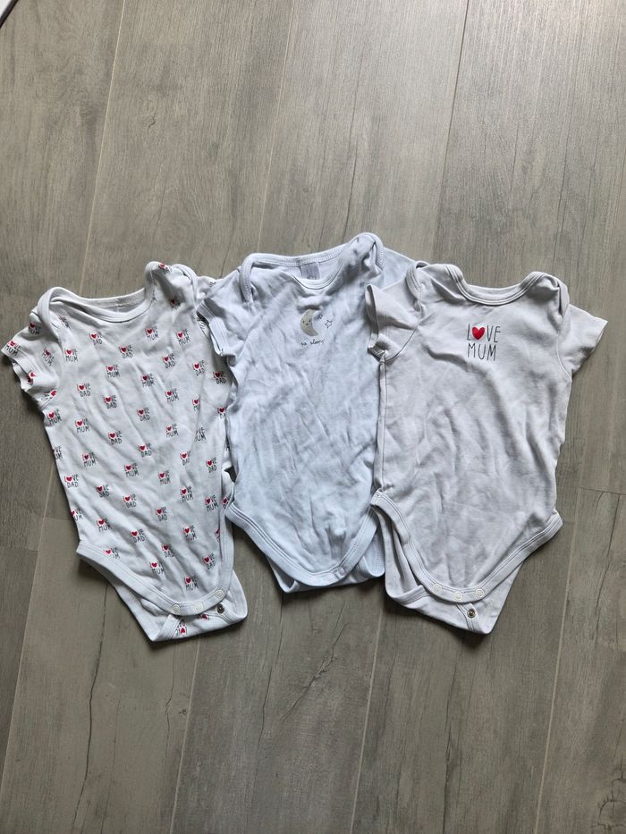 Lot bodies et 1 pyjama - photo numéro 2