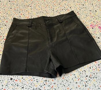 Short en similicuir
