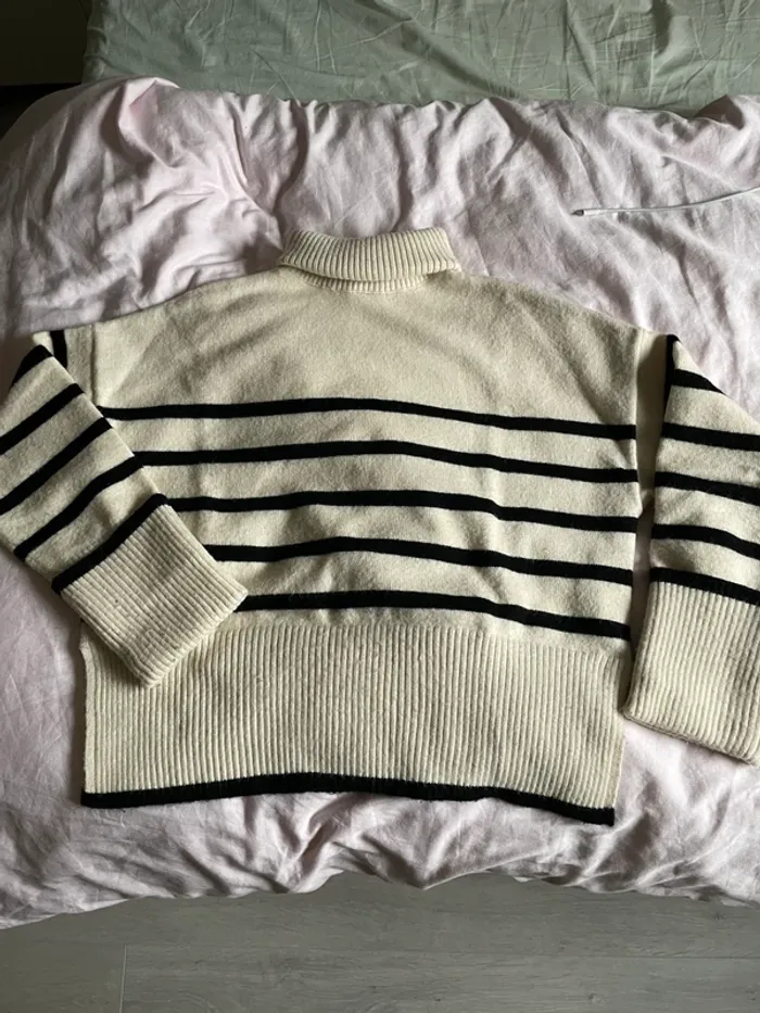 Pull coll roulé a rayures Bershka