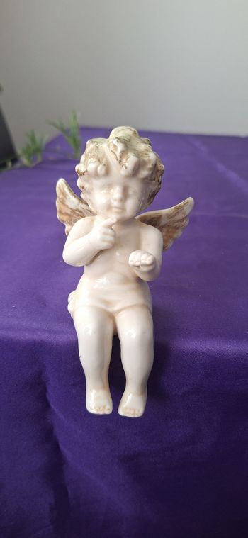 Angelot en ceramique assis a poser ,ange 