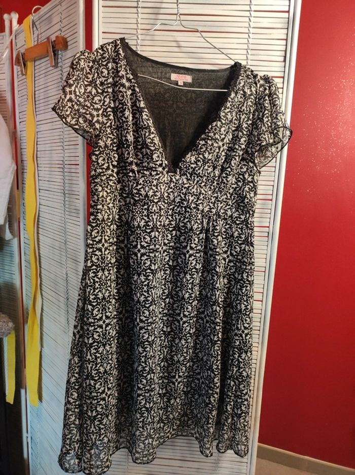 Robe noire et blanche
