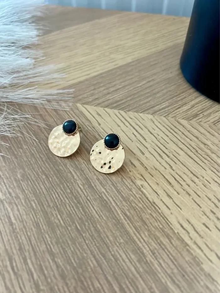 Boucles d’oreilles rondes dorées avec détail noir – Chic et élégantes - photo numéro 4