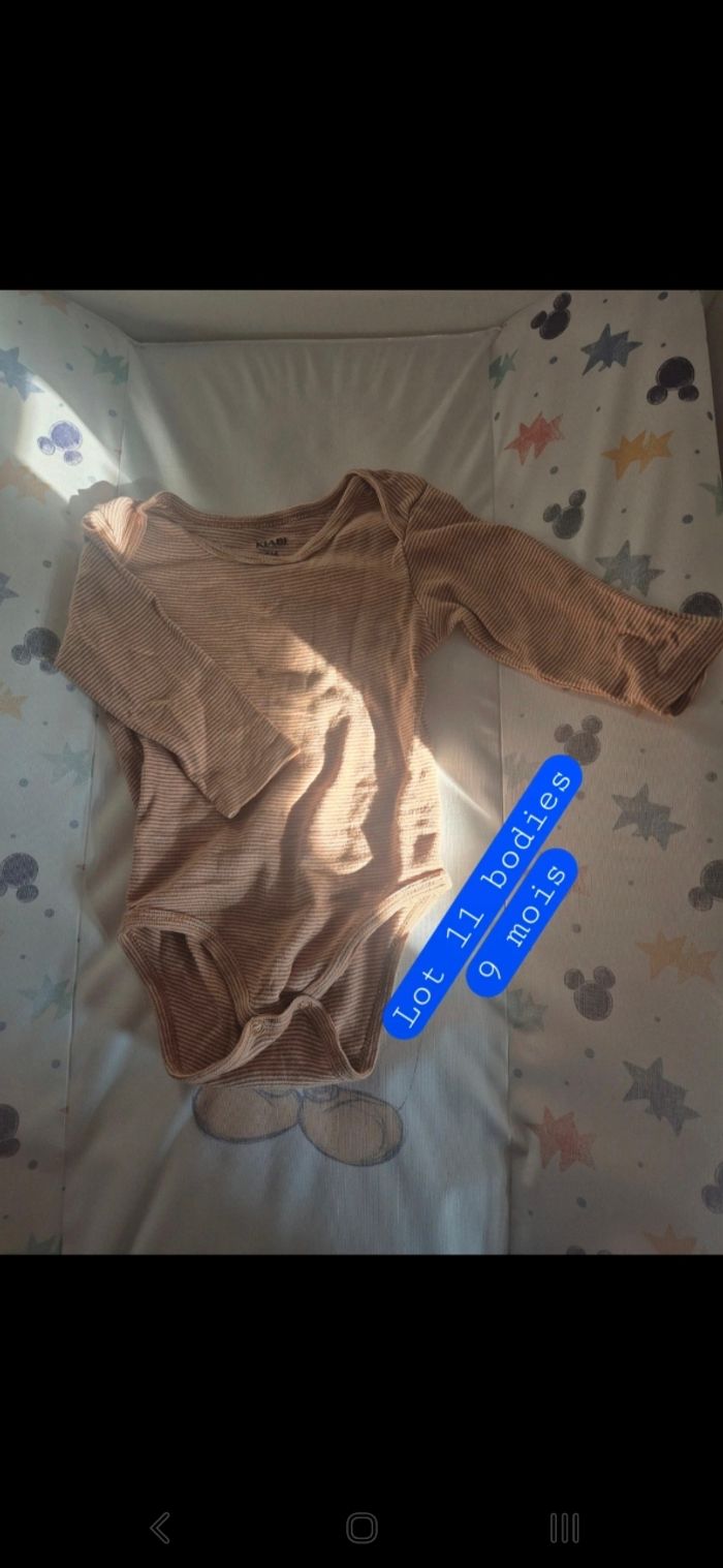 Lot bodies 9 mois