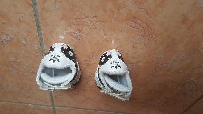 Baskets Adidas bébé 6-9 mois blanches et noires - photo numéro 4