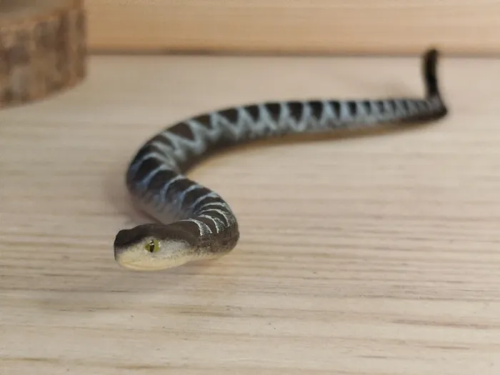 Figurine serpent a sonnette animal de la savane - photo numéro 3