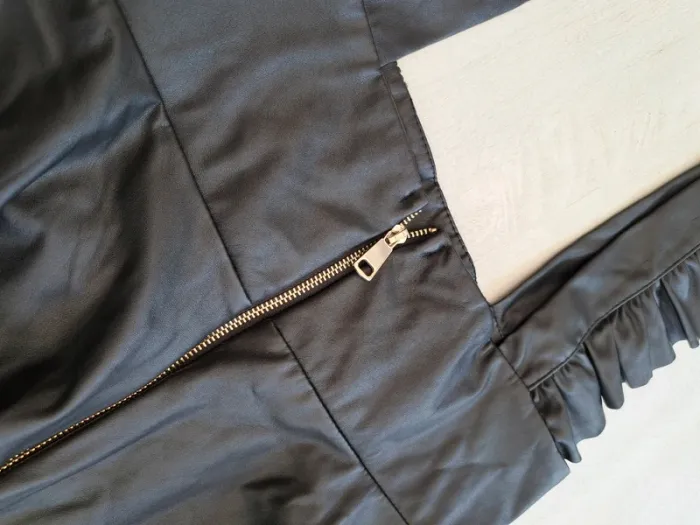 Jupe à bretelles noire - neuve - simili cuir - UP - taille S - photo numéro 4
