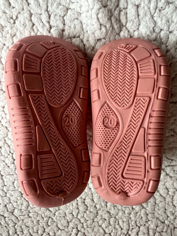 Chaussons roses motifs lapins taille 20 - photo numéro 3