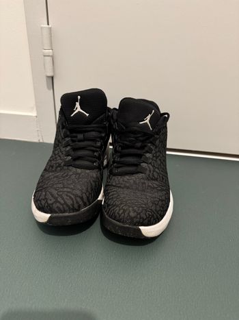 Chaussure Jordan 23 noir et blanche