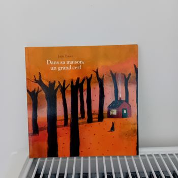 Dans sa maison un grand cerf de Jutta Bauer