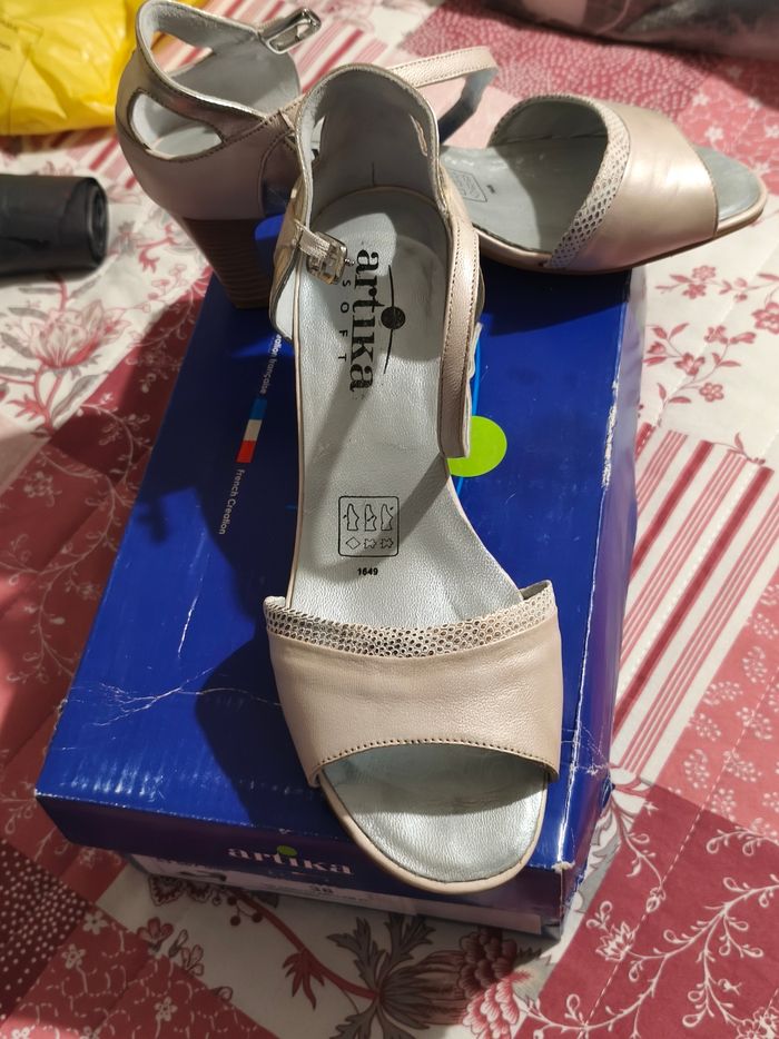 Sandales blanches et dorés - photo numéro 2