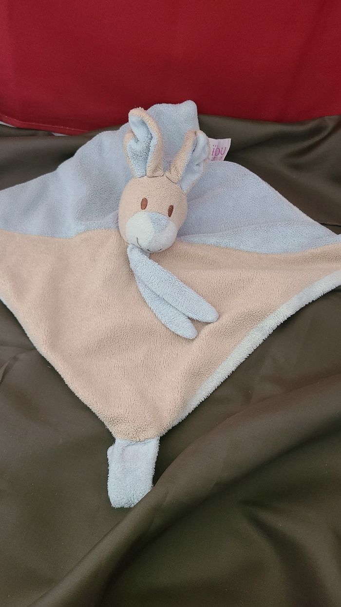 Doudou Lapin carré plat beige et bleu - Attache tétine- Mailou