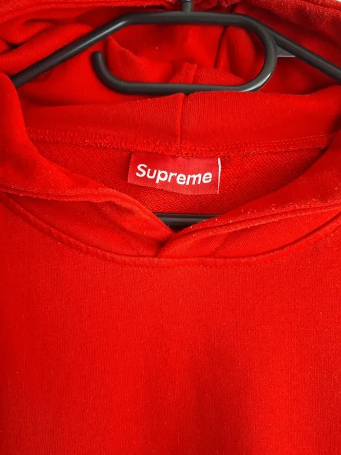 Sweat à capuche Supreme rouge – Taille L – Made in Canada - photo numéro 3