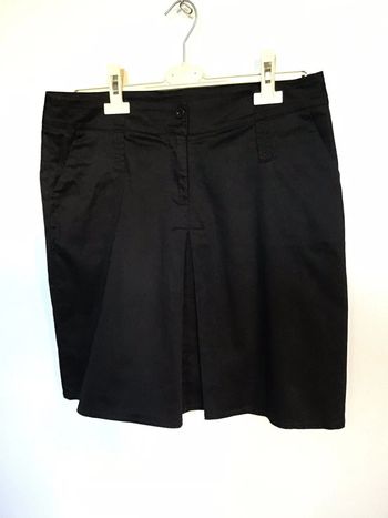 Jupe noire pli creu devant