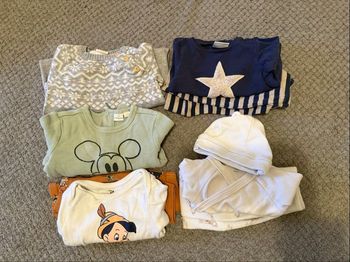 Lot ensemble 1 mois  4 ensemble et une combinaison