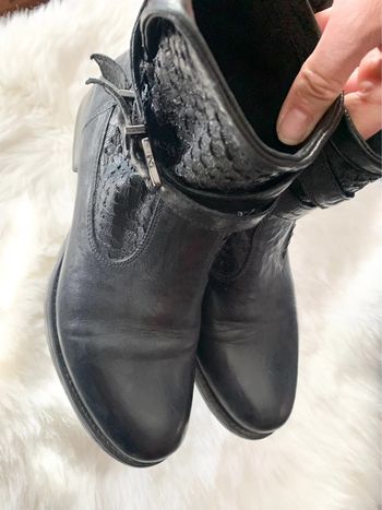 Très belle bottines rangers / boots en cuir noir en P37