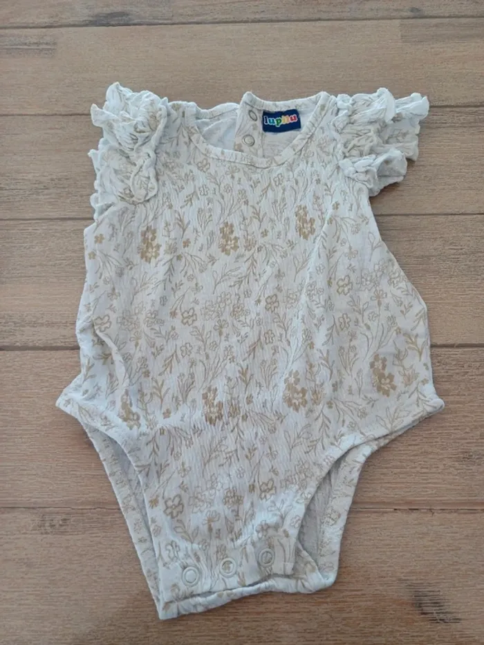 Lot 7 bodys 3 mois et 3/6 mois - photo numéro 9