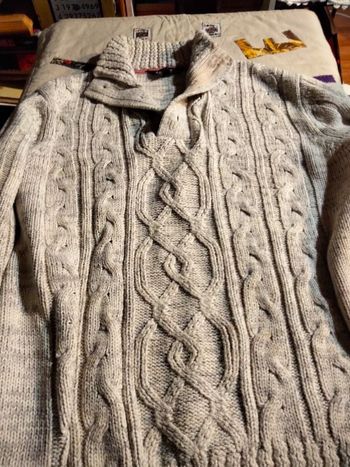 Pull col montant avec bouton beige
