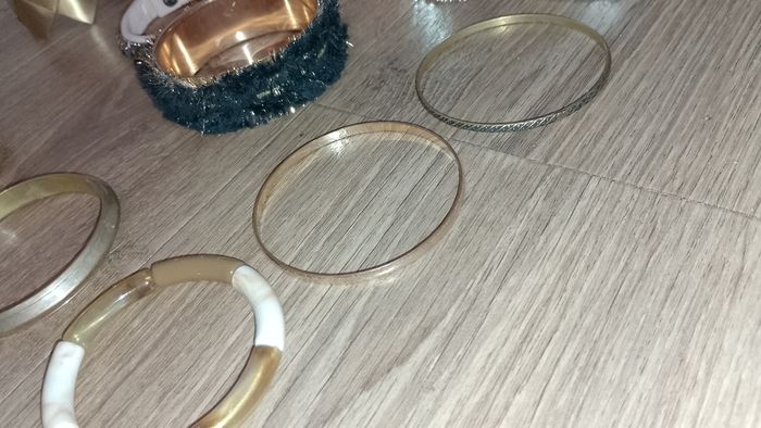 Différents bijoux, bracelets et colliers - photo numéro 2