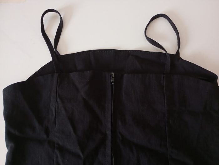 Débardeur noir avec des  bretelles. Taille S . Fermeture éclair. Signes chinois blancs . Viscose polyamide et élasthanne. Très bon état - photo numéro 6