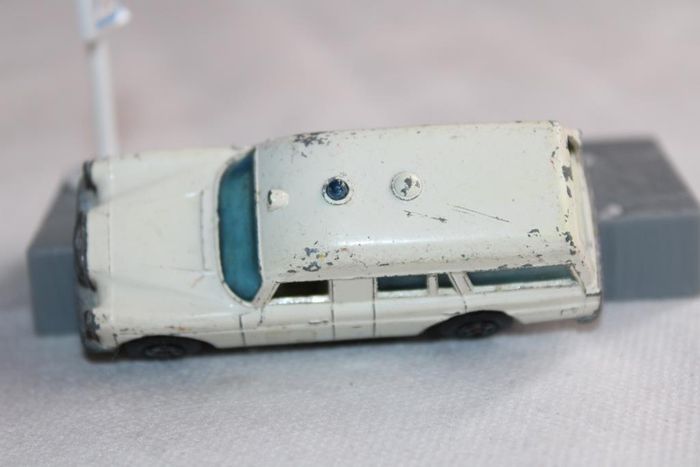 Lesney Mercédes  Benz ambulance - photo numéro 10