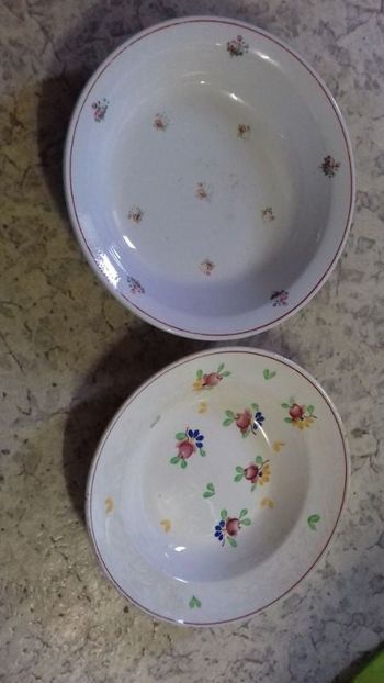 2 assiettes creuses.