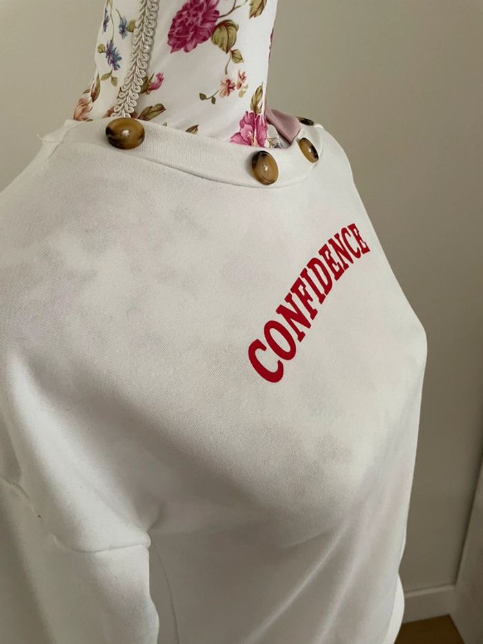 Sweat confidence blanc avec bouton