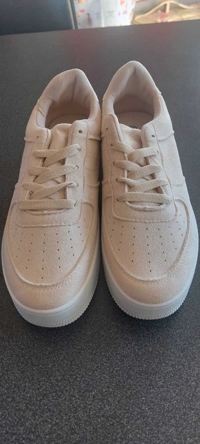 Basket compensées "style daim" beige pointure 39 - photo numéro 2