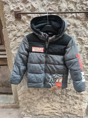 Veste 5 à 6 ans marque marvel