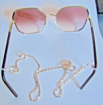 chaine pour lunettes métal couleur or rose hypoallergénique  longueur 75 cms