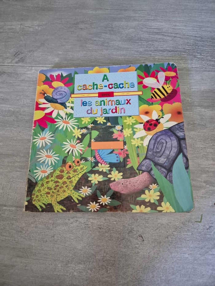 Livre à cache-cache dans les animaux du jardin