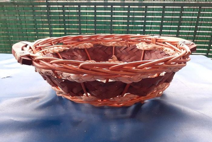 Corbeille en osier, tressée, avec poignées