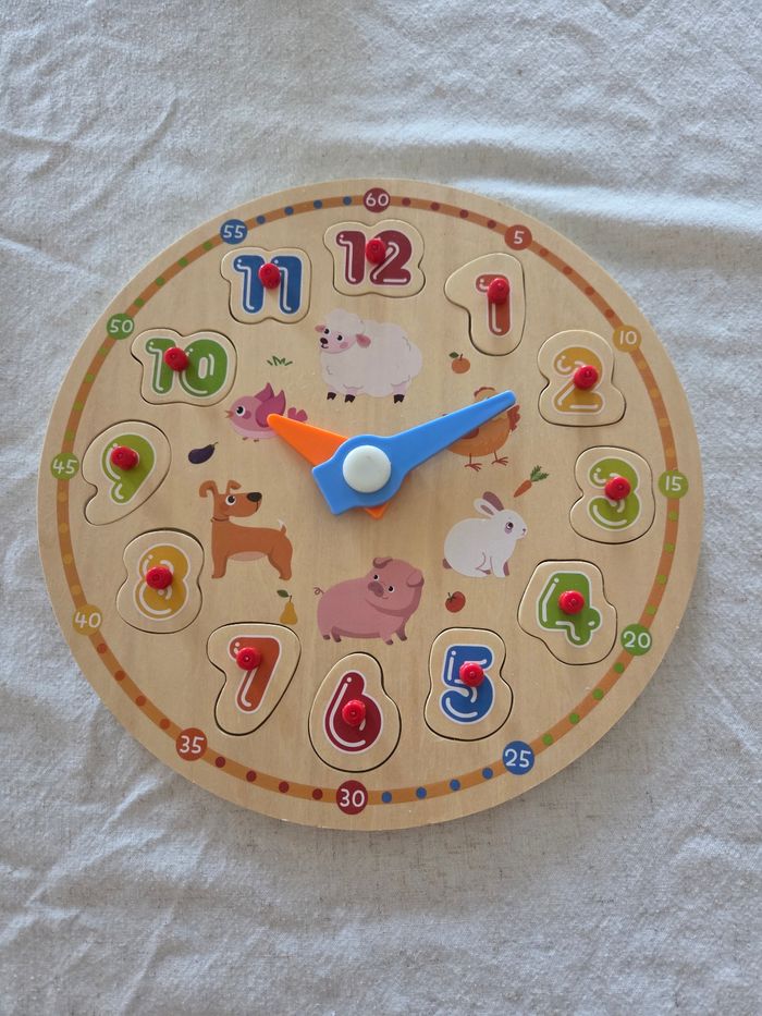 Horloge à forme en bois